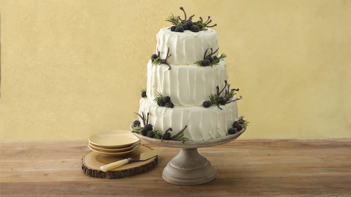Gâteau de mariage aux mûres et à la vanille
