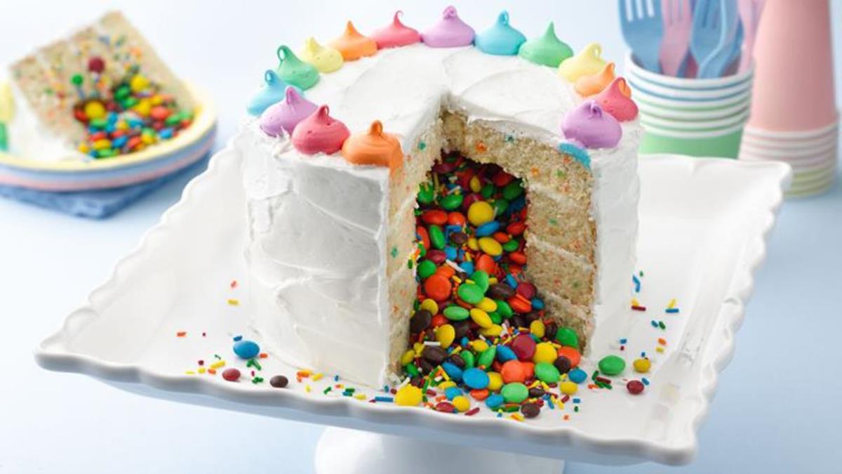 Gâteau avec surprise arc-en-ciel à l'intérieur 