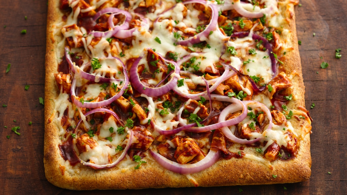 Pizza au poulet BBQ – sur le gril !