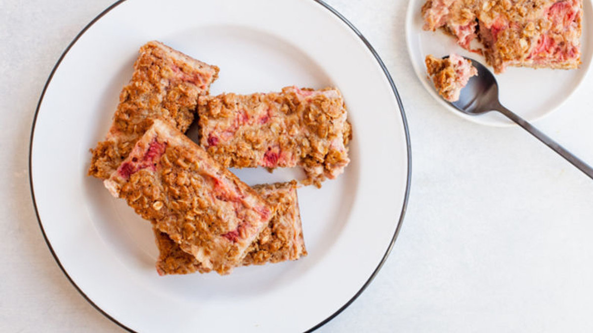 strawberry-yogurt-oatmeal-breakfast-bars