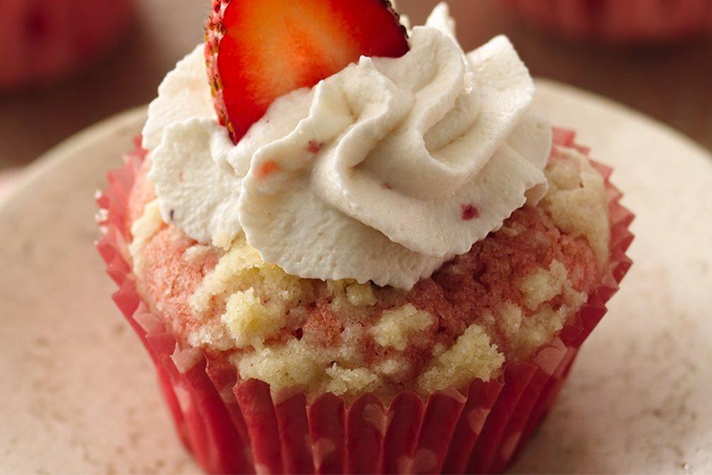 Streusel-Topped Strawberry-Rhubarb Cupcakes