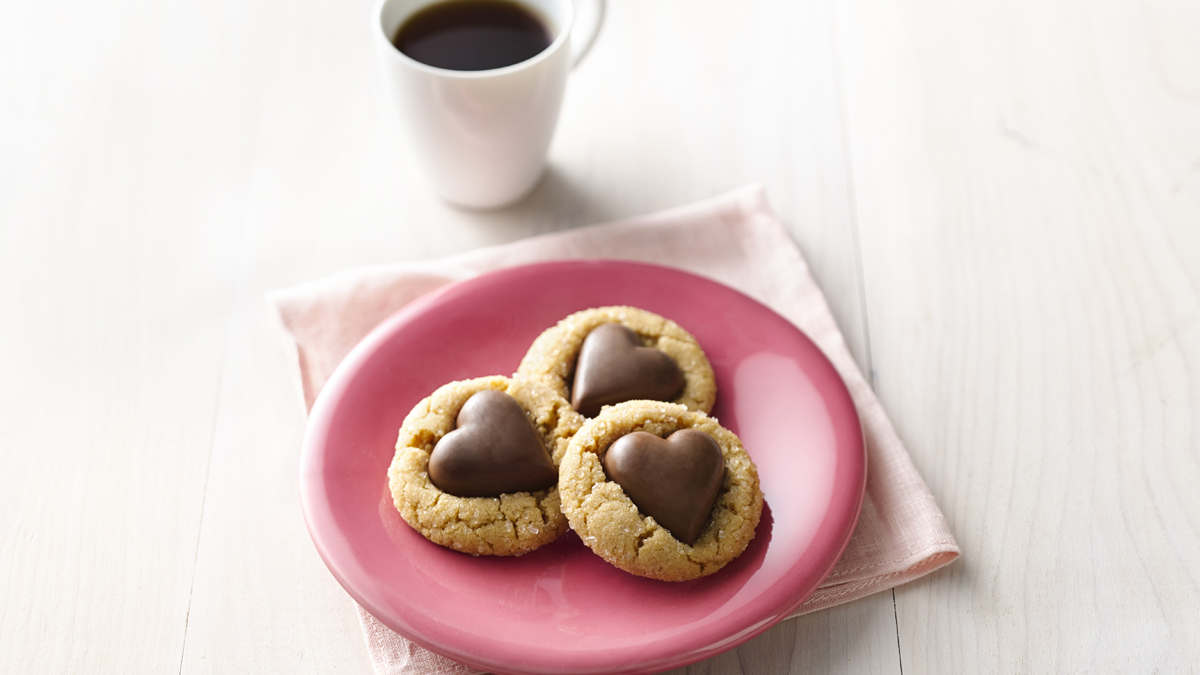 Biscuits au chocolat et au beurre d'arachide en forme de coeur