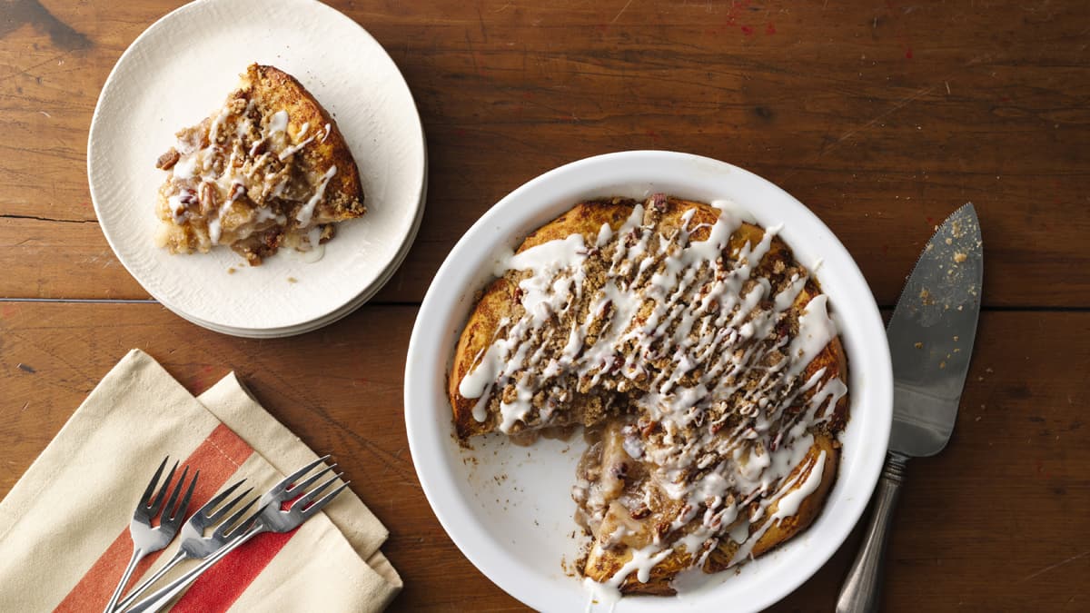 Cinnamon Roll Dutch Apple Pie