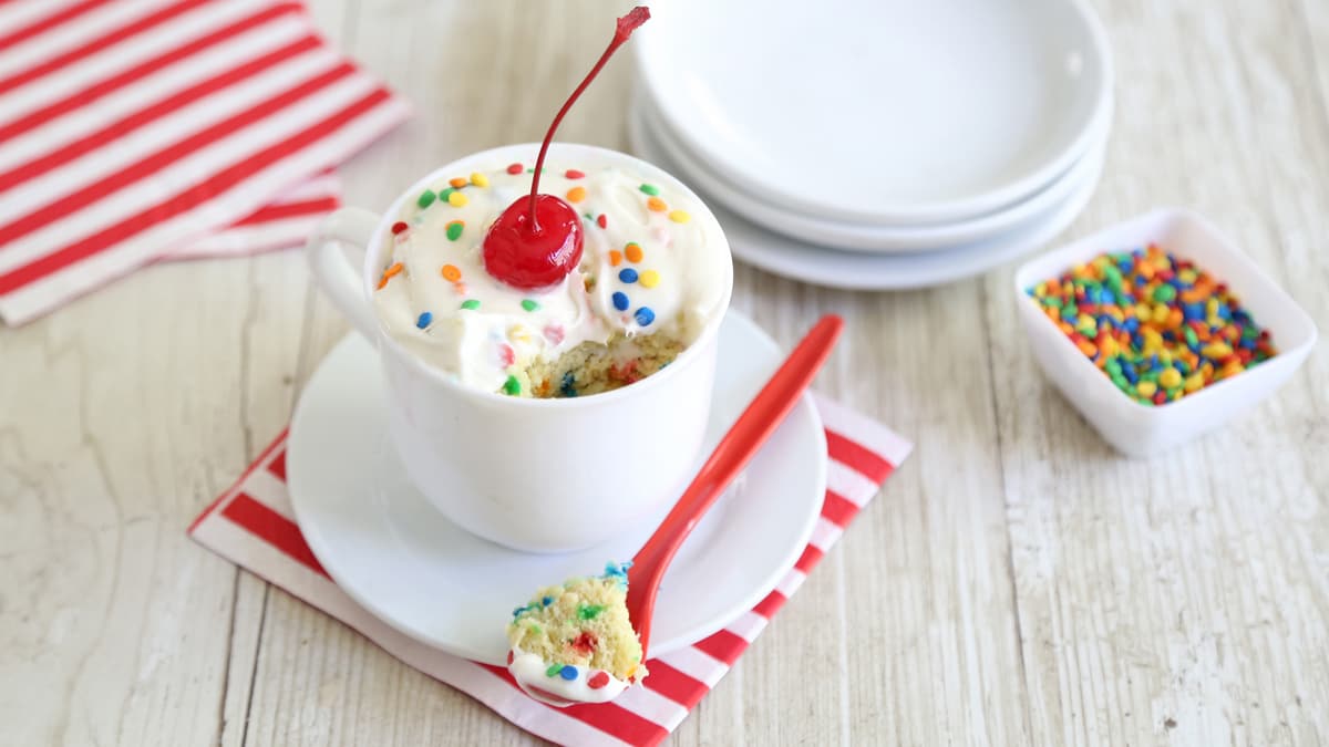 Gâteau de confettis dans une tasse