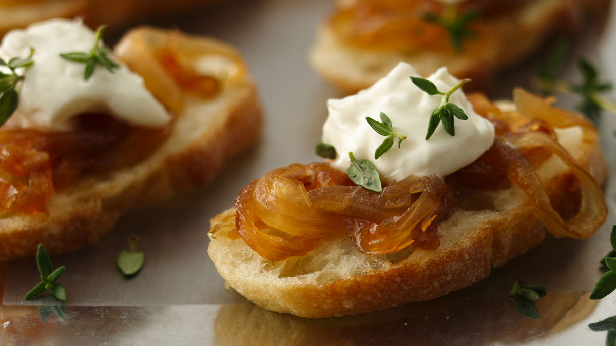 Crostini à la confiture d'oignons caramélisés 