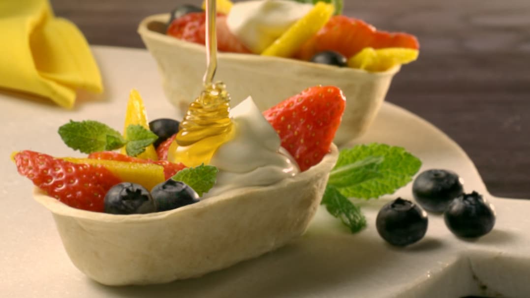 Tacos aux fruits dans des mini bols de tortillas