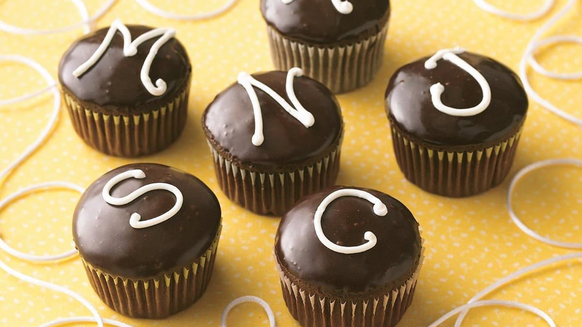 Monogrammed Cream-Filled Cupcakes