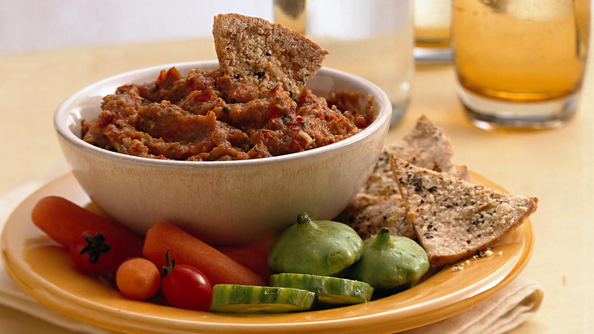 Trempette aux légumes rôtis et croustillants de pita cuits au four