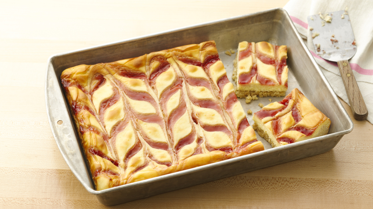 Trois petits gâteaux avec des fraises et fromage sur une Coupe