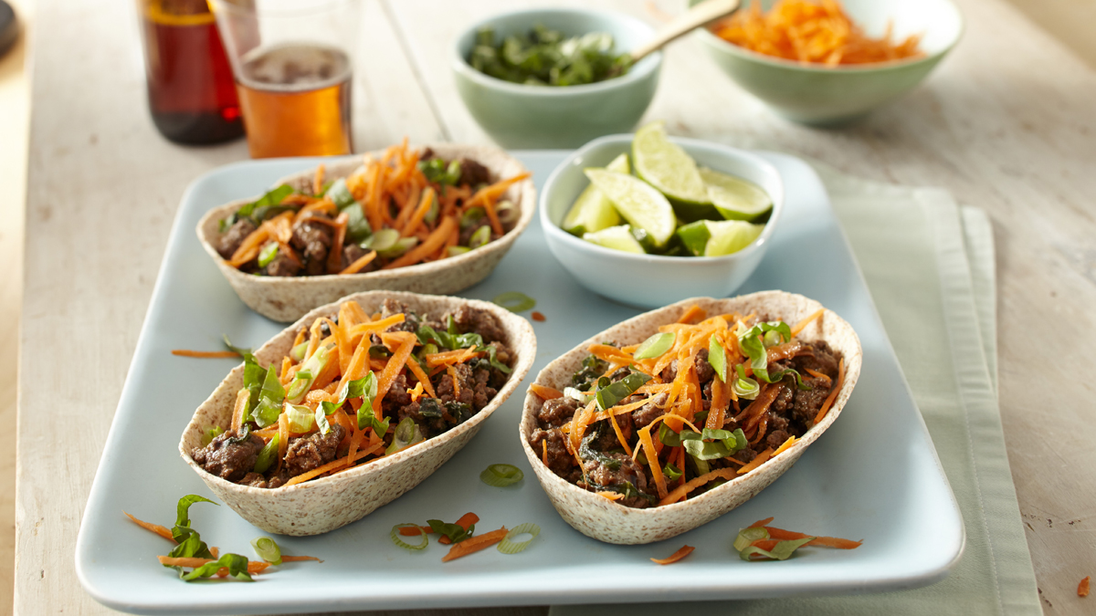 Boeuf au basilic thaï dans des bols de taco aux grains entiers