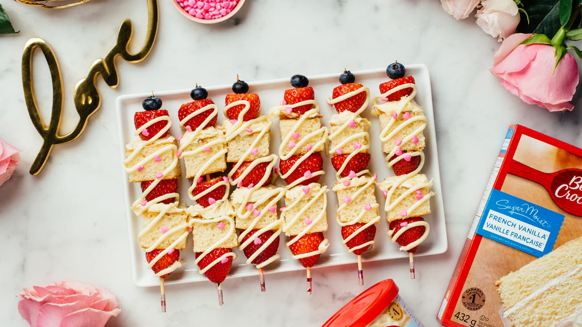 Brochettes de gâteau aux fraises de la Saint-Valentin
