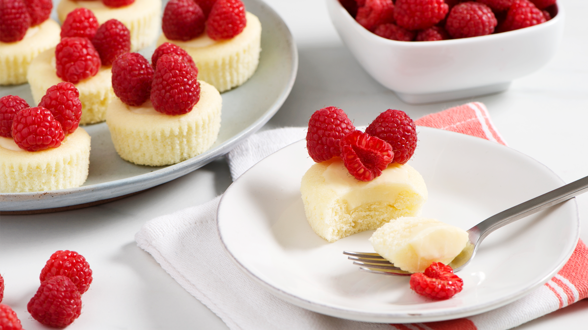 Tartelettes de gâteau au chocolat blanc et aux framboises