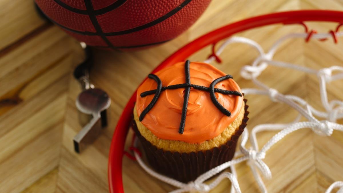 Petits gâteaux ballons de basket-ball 