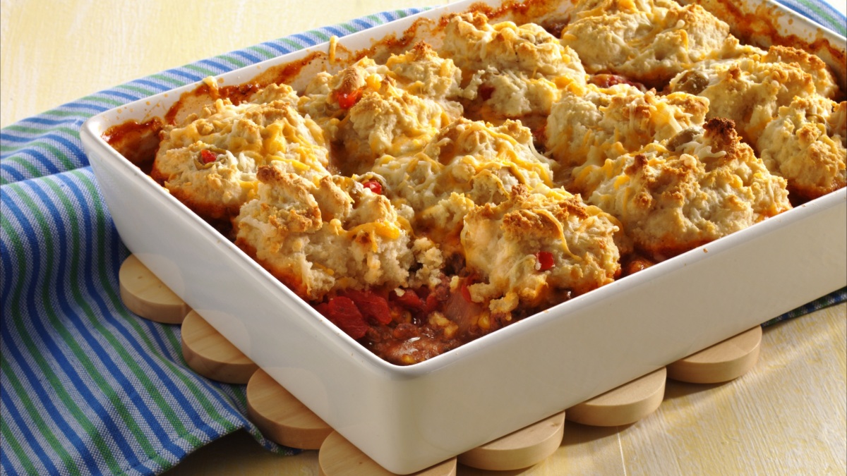 Casserole de boeuf et de maïs garnie de biscuits