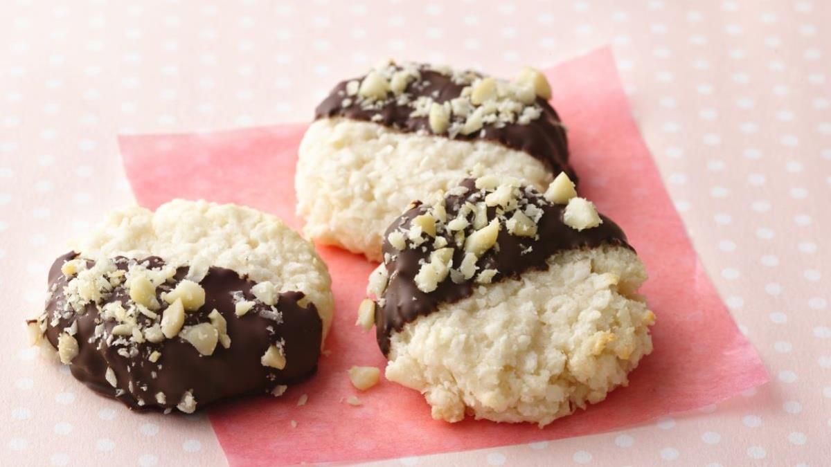 Macarons noirs et blancs à la noix de coco