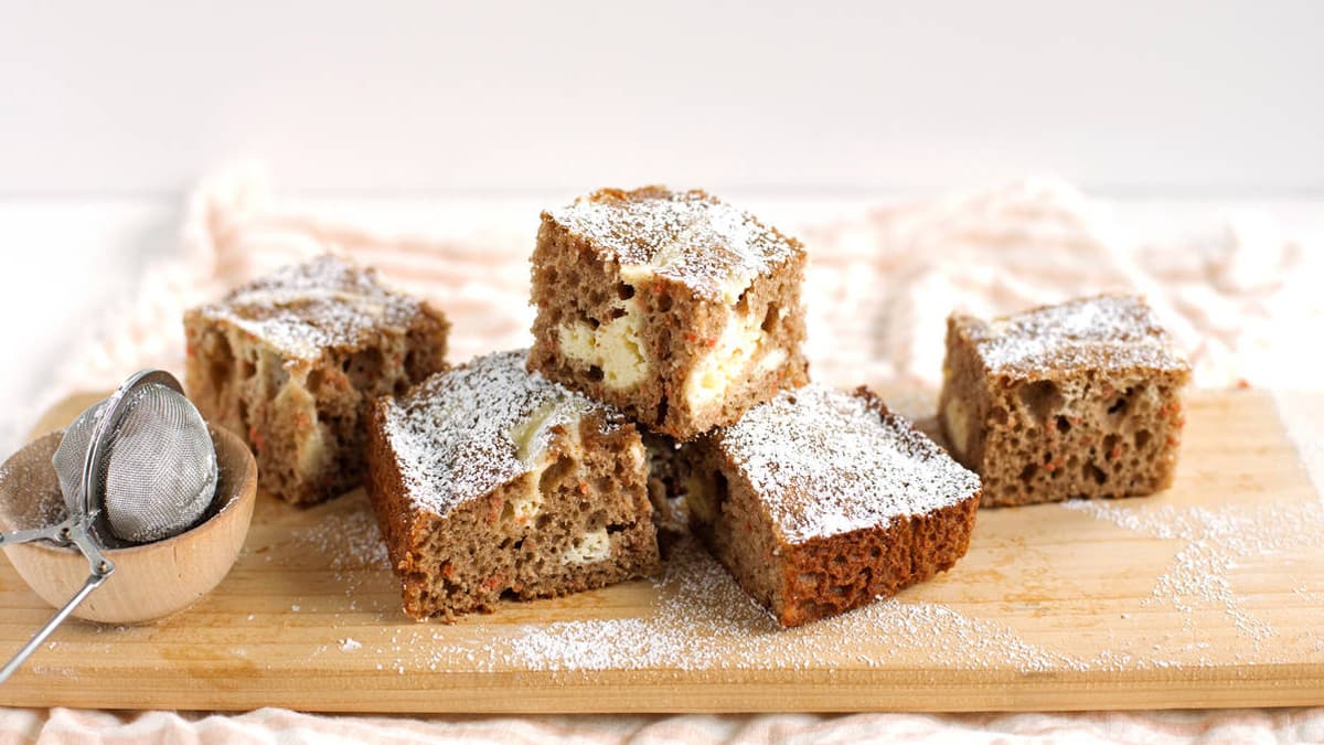 Barres de gâteau aux carottes avec tourbillons de fromage à la crème