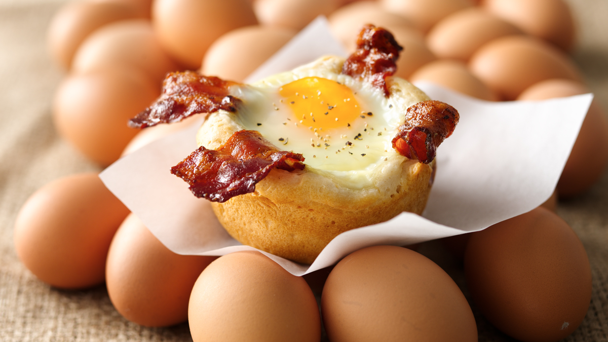 Easy Bacon and Egg Biscuit Cups