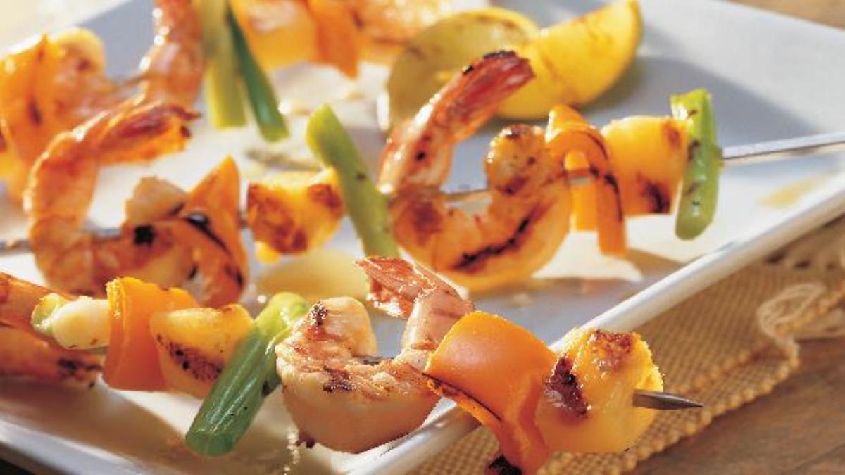 Brochettes de crevettes grillées épicées à l'ail, au poivre et à l'ananas