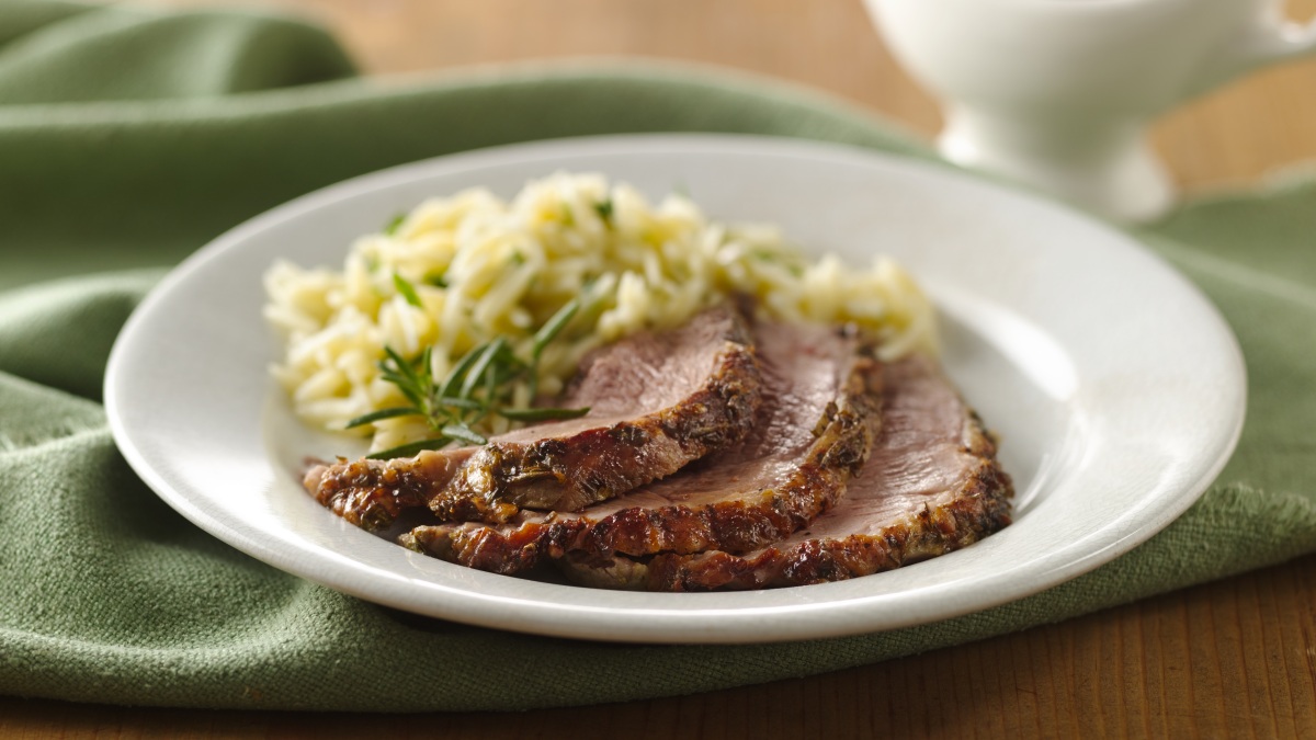 Gigot d'agneau rôti aux fines herbes et à l'ail