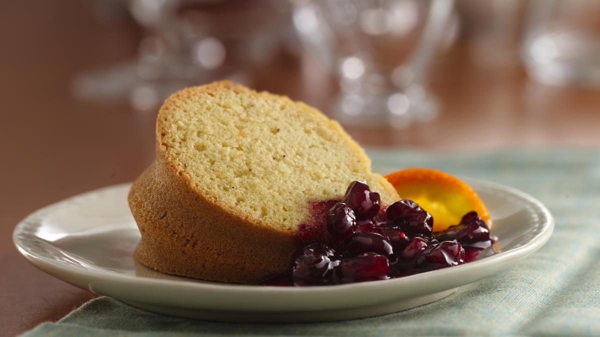 Holiday Cake with Cranberry Sauce