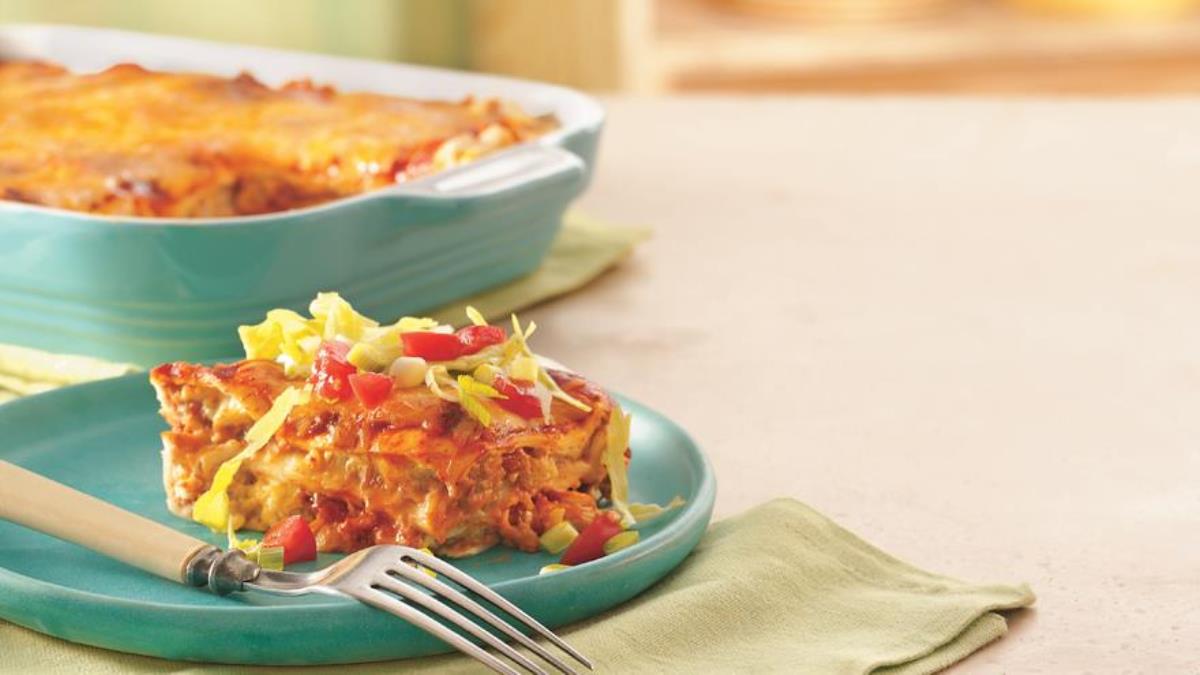 Casserole d'enchiladas au poulet et au chili à étages