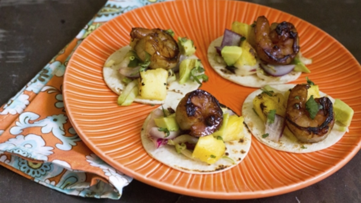 Mini-tostadas à l'ananas et aux crevettes au rhum