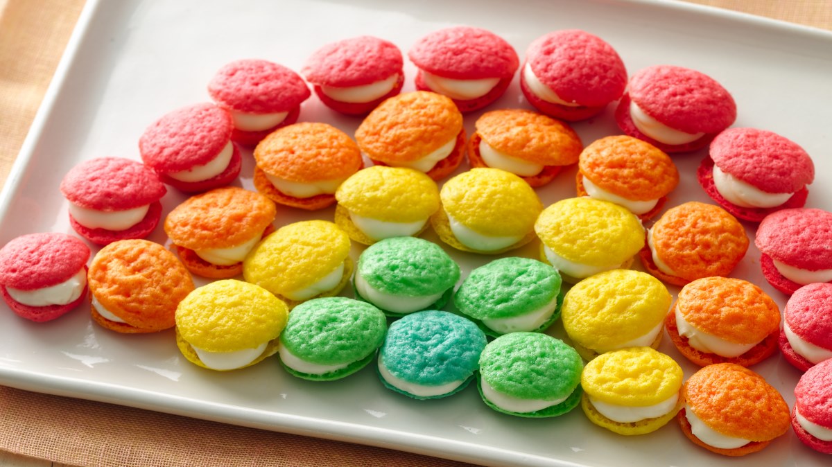 Tartes « Whoopie » arc-en-ciel miniatures