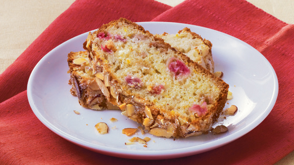 Pain à l’orange et à la rhubarbe garni d’amandes