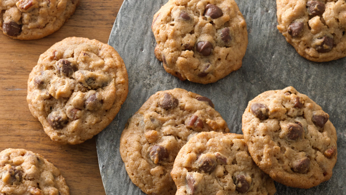 Biscuits granola, grains de chocolat, pacanes et beurre d'arachide  