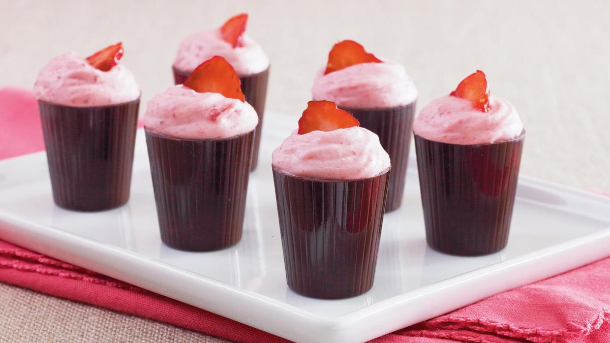 Coupes de mousse aux fraises