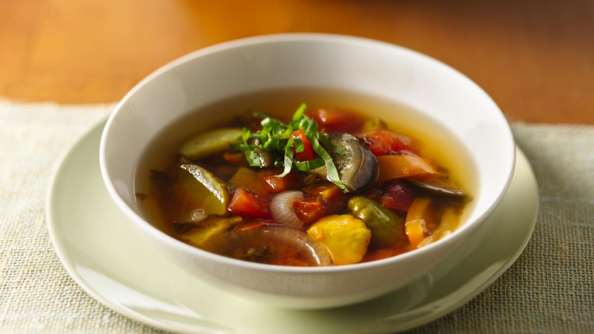 Soupe d'été à la ratatouille et aux légumes