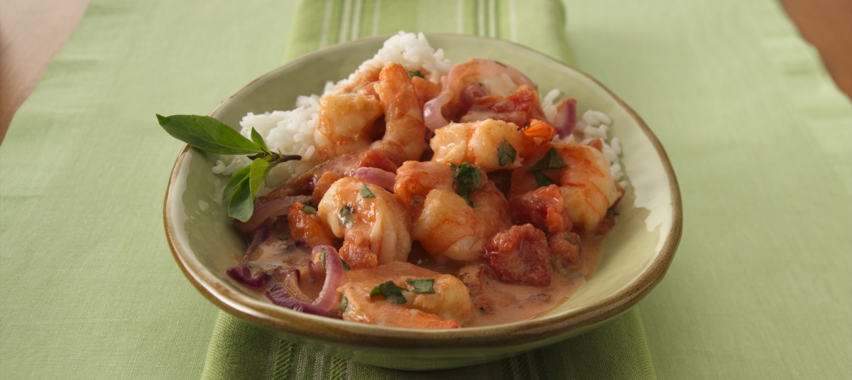 Crevettes poêlées à la thaïlandaise aux tomates, au basilic et au lait de coco