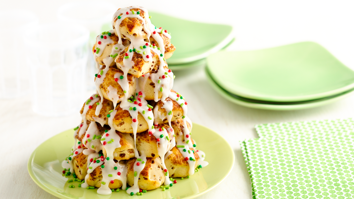 stacked-cinnamon-roll-christmas-tree