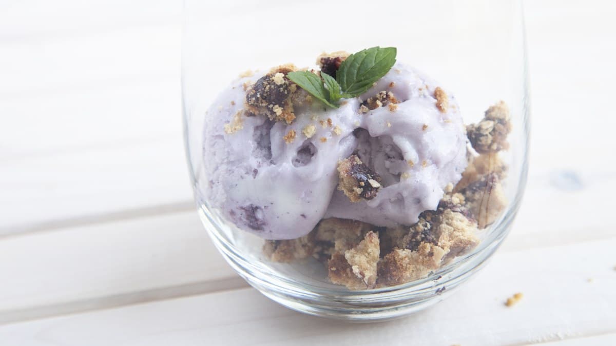 Parfait au yogourt glacé avec streusel aux bleuets