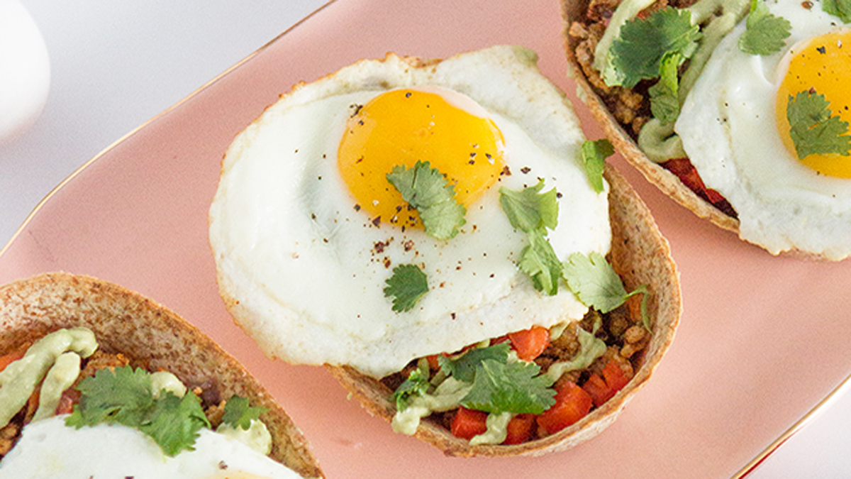 Bols de tortilla à déjeuner avec crème d’avocat