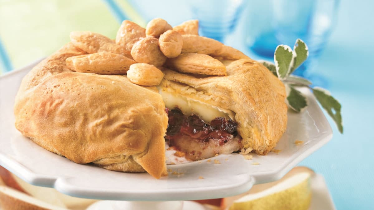 Brie et canneberges enrobés dans un croissant