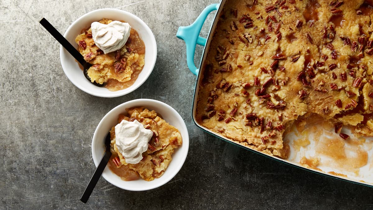 Gâteau facile aux pommes et au caramel garni de crème fouettée épicée