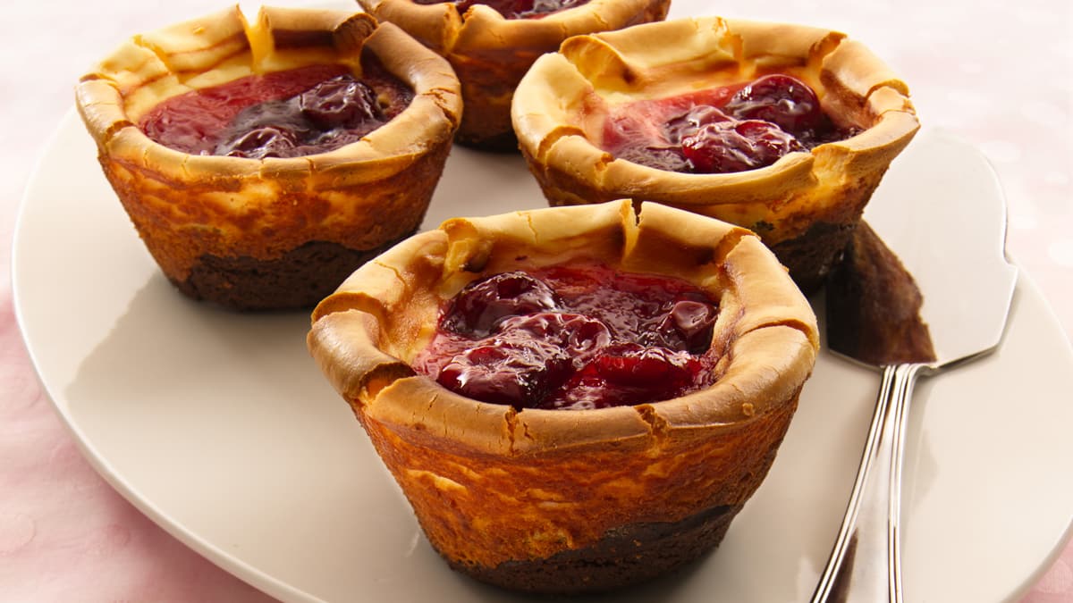 Petits gâteaux au fromage chocolat et cerises