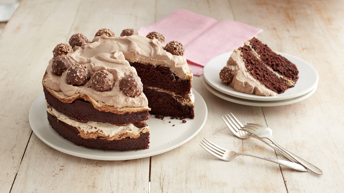 Gâteau étagé à la meringue choco-noisette