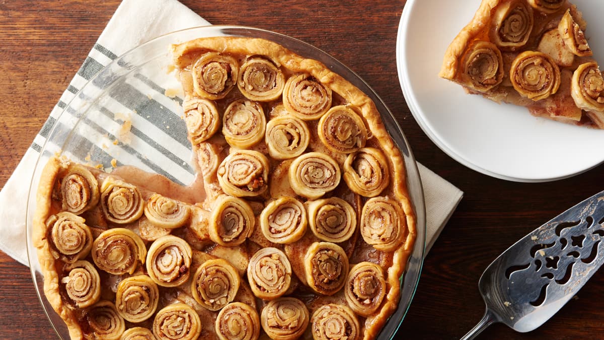 Tarte aux pommes avec tourbillons de cannelle et de noix