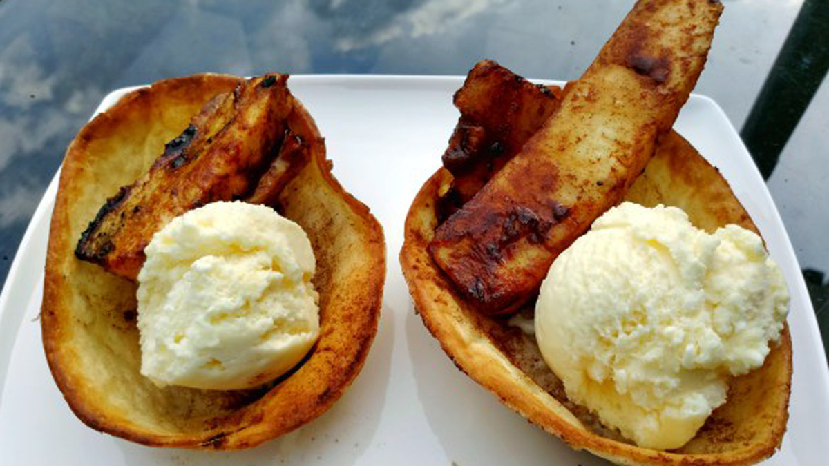 Coupes glacées à l’ananas grillé dans des bols de tortilla au sucre à la cannelle