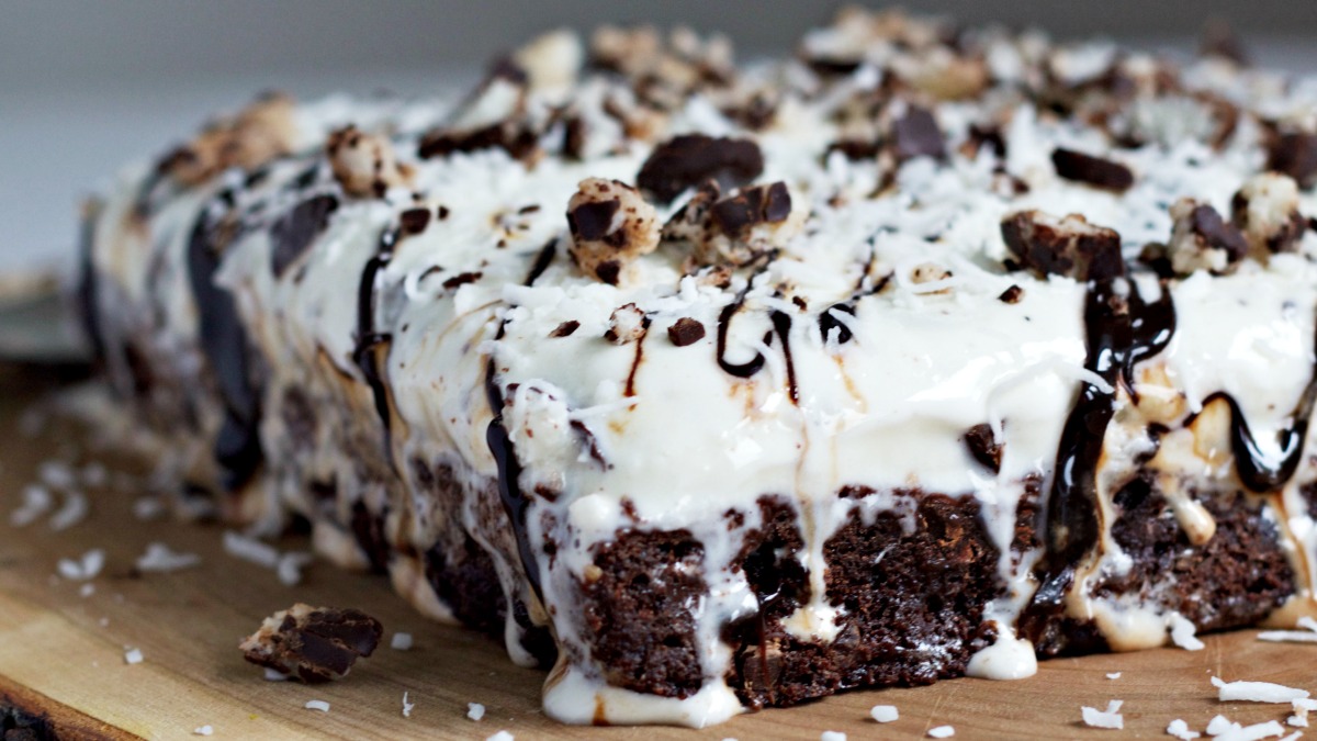 Gâteau à la crème glacée, aux brownies et à la noix de coco