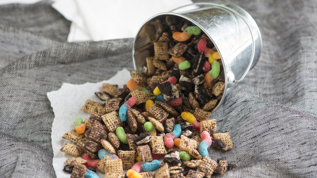 Dirt and Worms Chex Mix