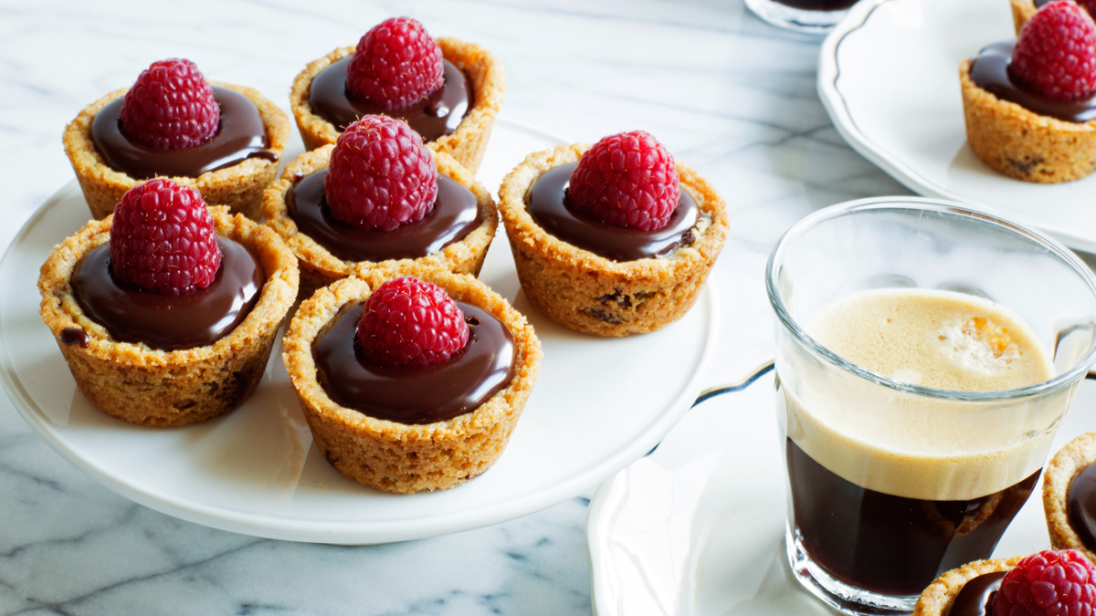 Tartelettes-biscuits aux framboises et à la ganache faciles à préparer