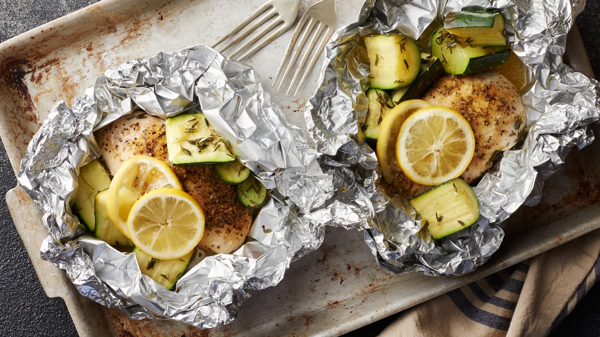 Papillotes de poulet au citron et à la courgette 