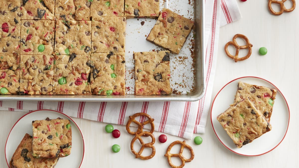 Barres de biscuits de Noël débordantes de pépites de chocolat