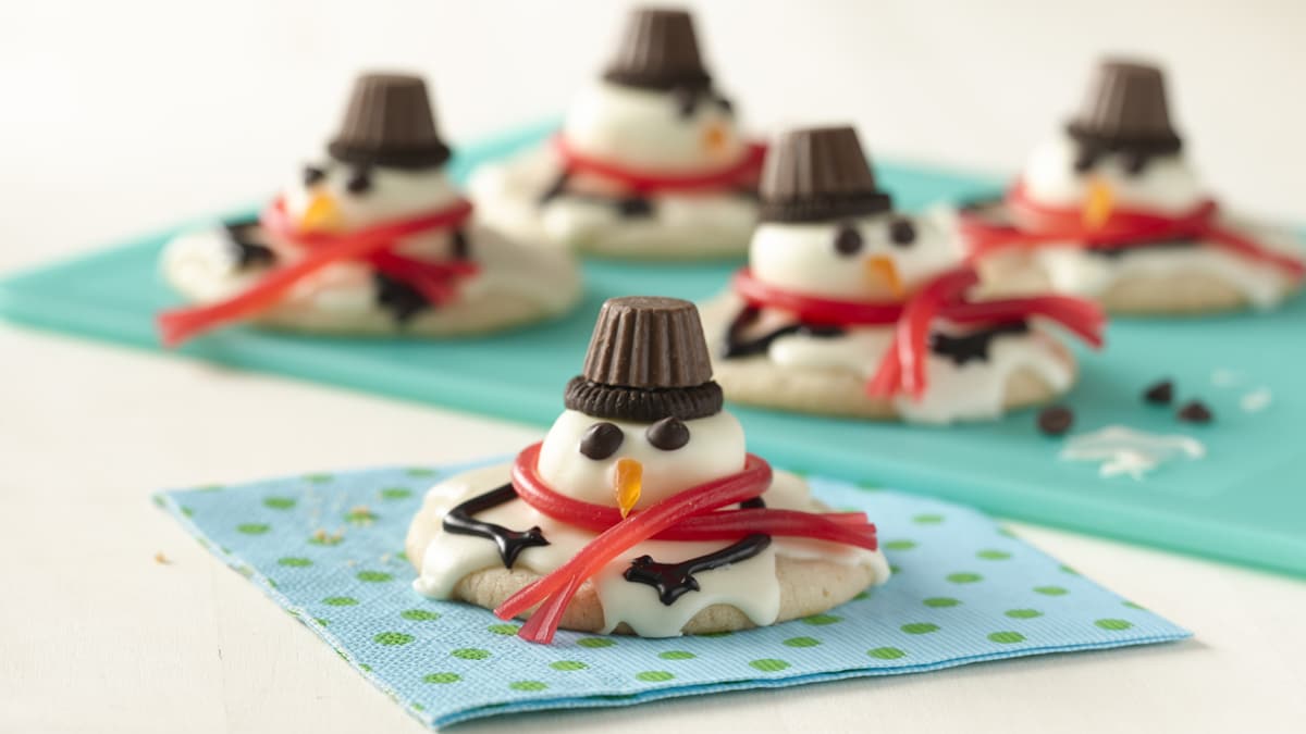 Biscuits en forme de bonshommes de neige fondus