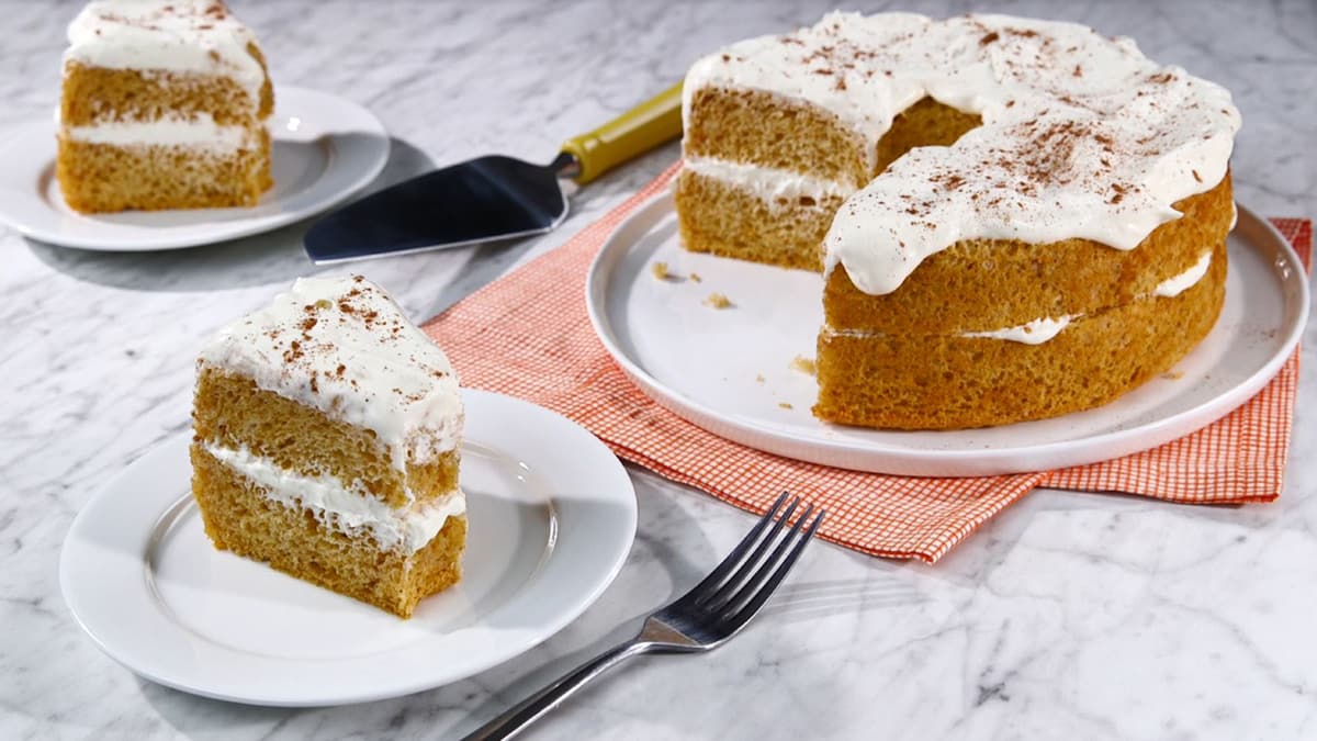 Gâteau des anges à la citrouille avec garniture à la crème et au gingembre