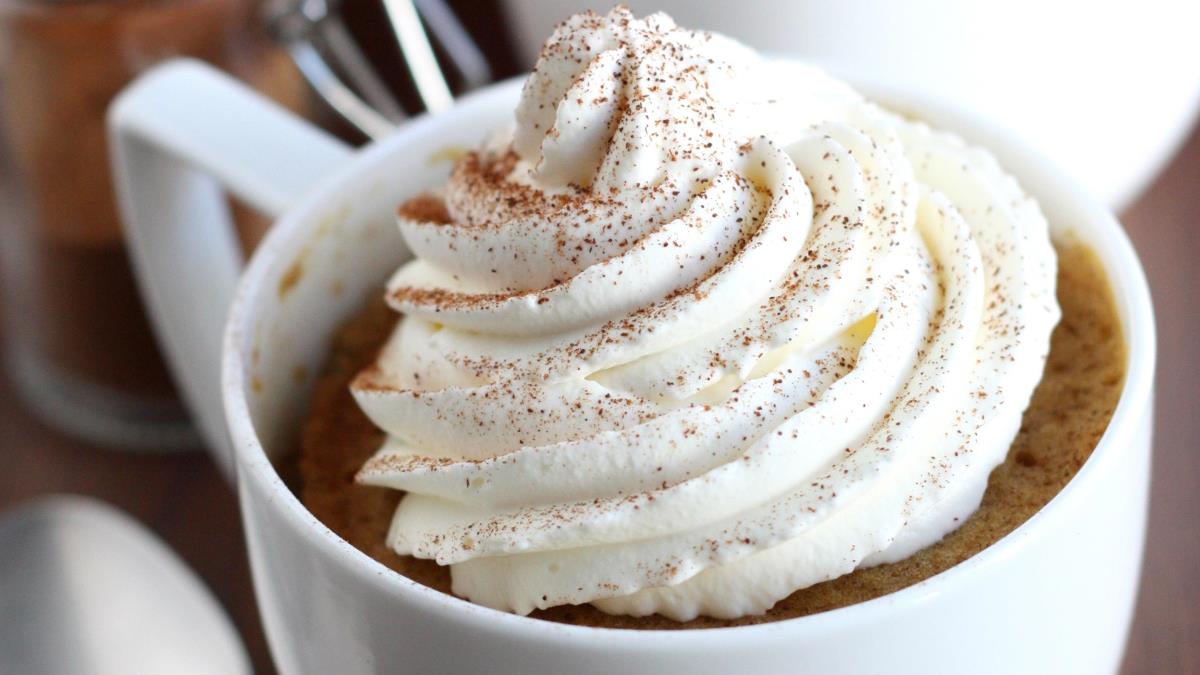 Gâteau latte à la citrouille et aux épices dans une tasse 