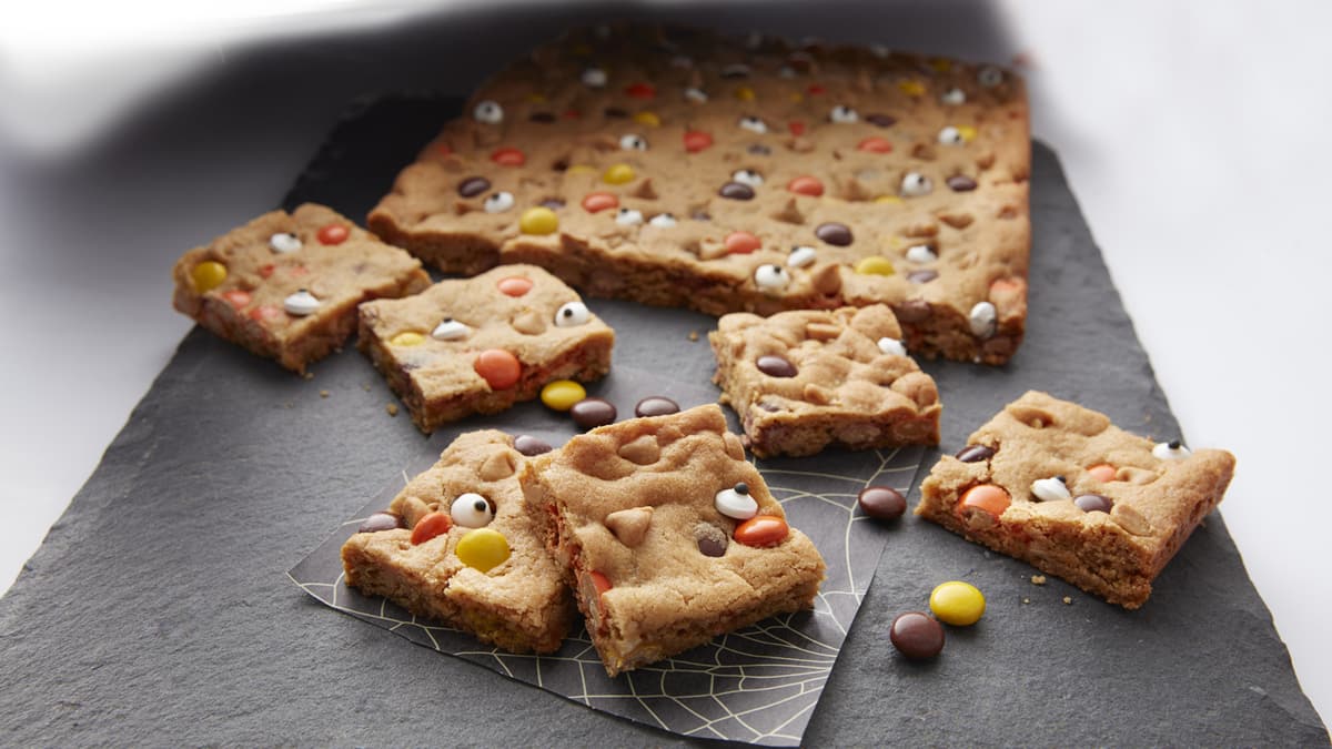 Reese’s™ Pieces™ Halloween Cookie Bars